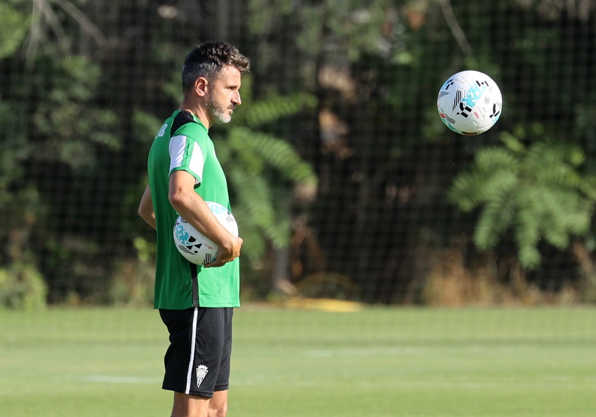 Iván Ania expectante en una sesión de entrenamiento durante la pretemporada