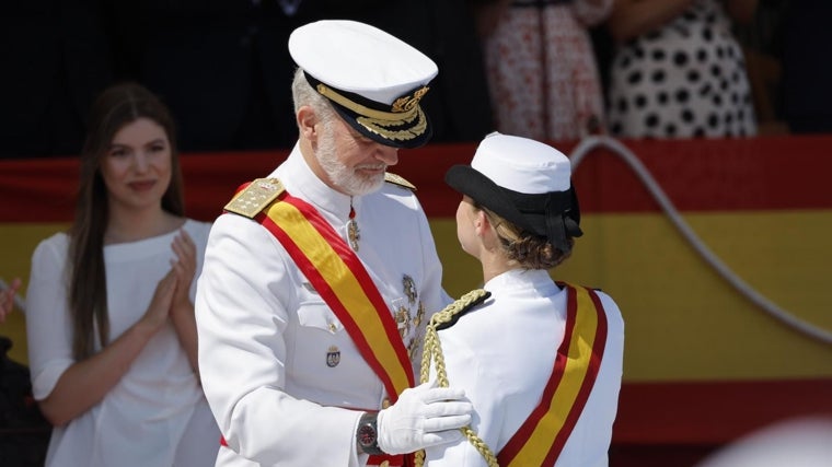 La princesa Leonor recibe la Gran Cruz al Mérito Naval de manos de su padre, el rey Felipe VI