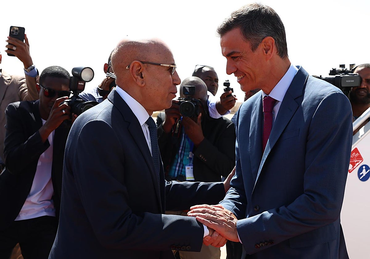 El presidente del Gobeirno, Pedro Sánchez, junto al presidente de Mauritania, Mohamed Cheikh El Ghazouani
