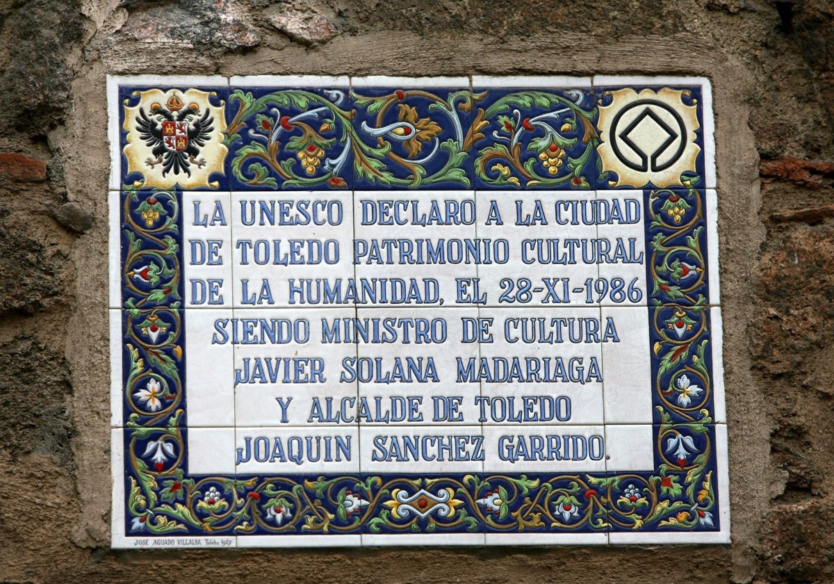Placa conmemorativa de la declaración de Toledo como Ciudad Patrimonio de la Humanidad