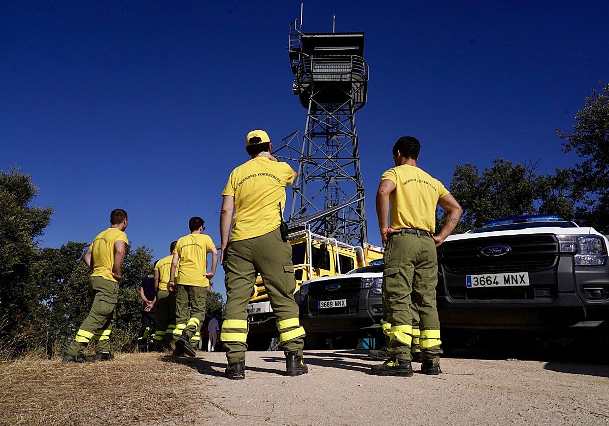 Los efectivos de los servicios forestales en el retén de la torre de vigilancia de la Casa de Campo