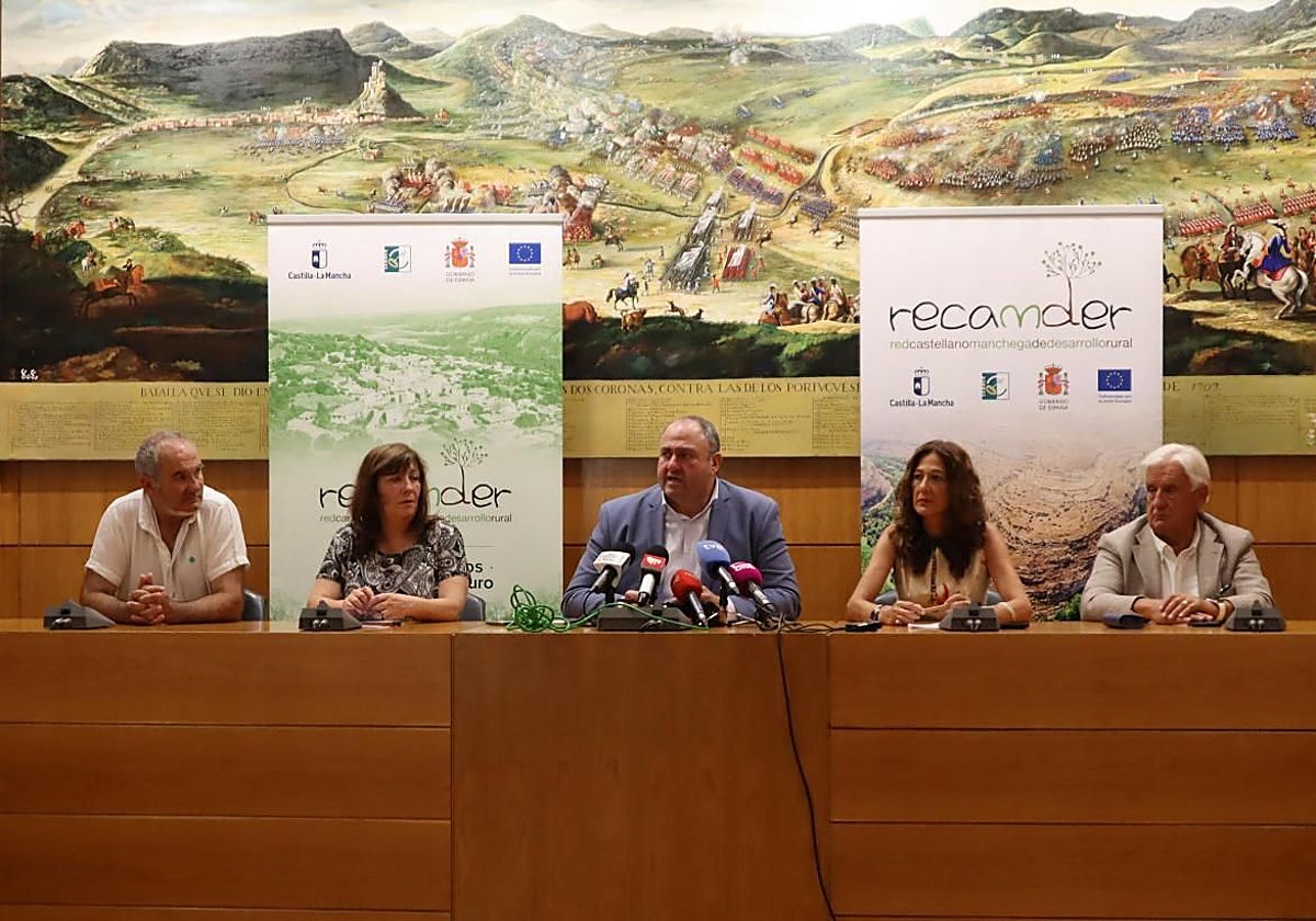 El consejero de Agricultura, la alcaldesa de Almansa,  la presidenta de FADEMUR, y el presidente de la Red Castellanomachega de Desarrollo Rural