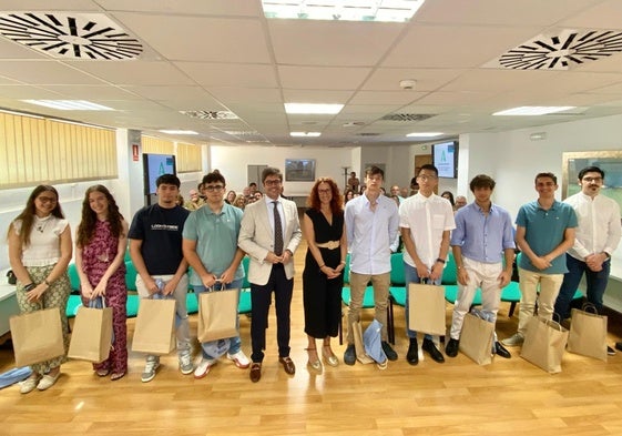 El delegado de Educación junto a los alumnos premiados por sus notas