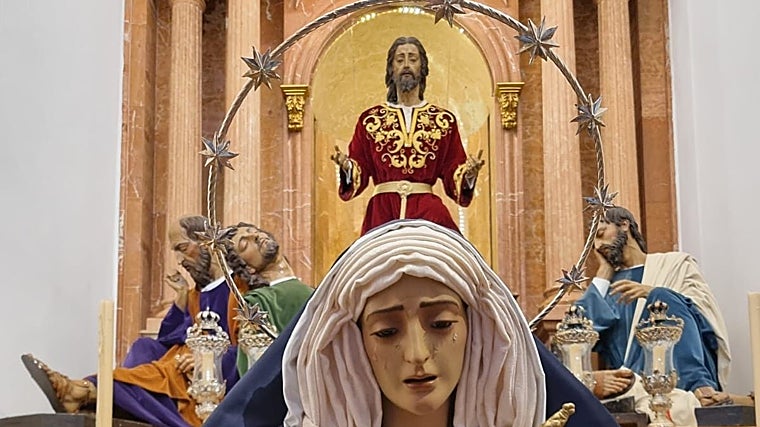 La Virgen de la Aurora en primer plano, con el Señor y los tres apóstoles, en la capilla de su templo, en Cuaresma