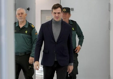 La acusación popular en el caso del hermano de Sánchez pide que se le retire el pasaporte para evitar que viaje a Japón