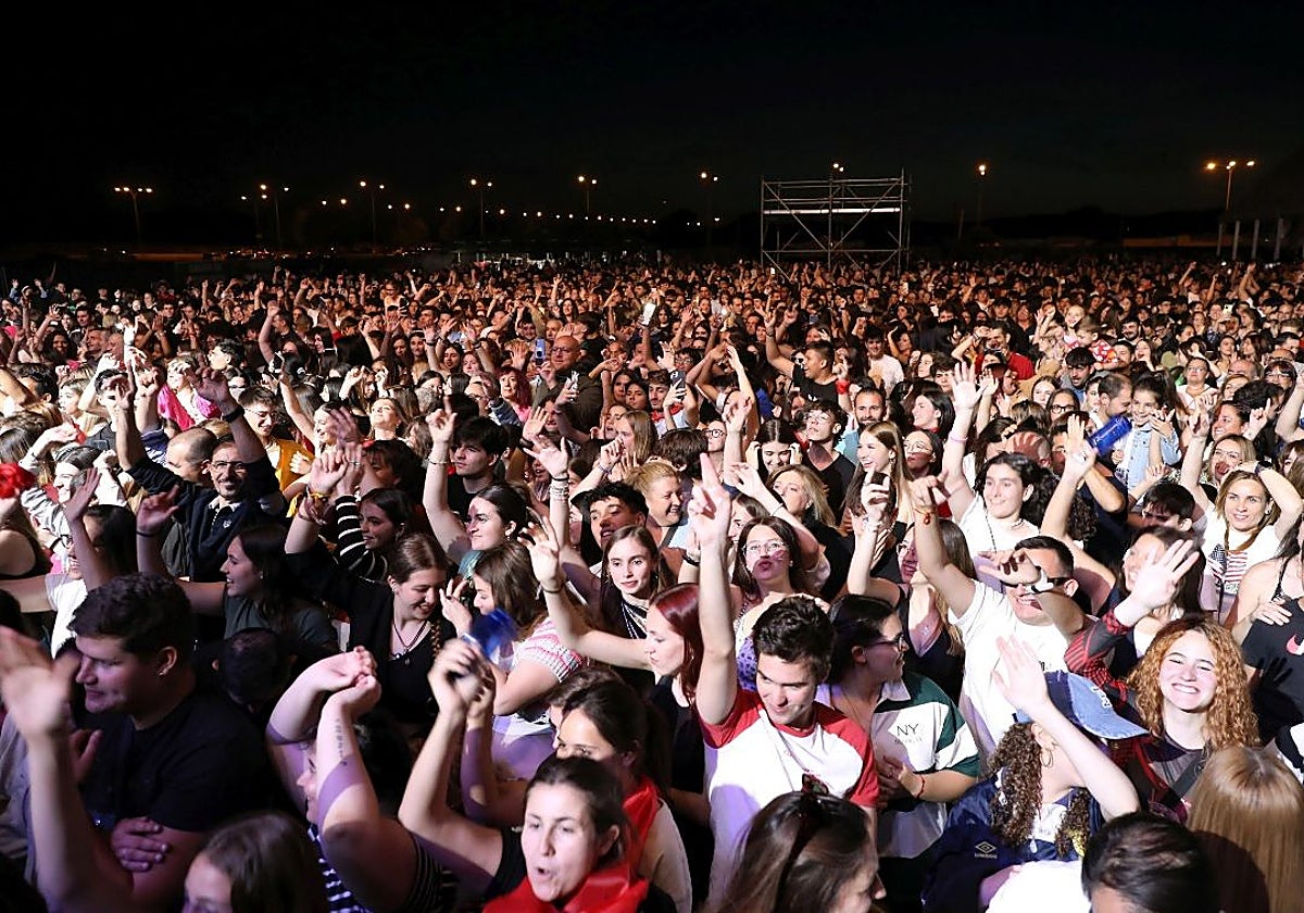 Público en uno de los conciertos en el recinto ferial de La Peraleda