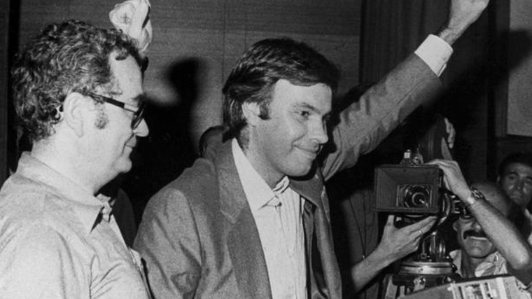 Felipe González y Joan Raventós, el 16 de julio de 1978, tras la elección del segundo como primer secretario del PSC el día del nacimiento de este partido