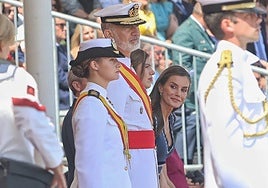 Marín celebra entre vítores a la Princesa Leonor durante su jura de bandera