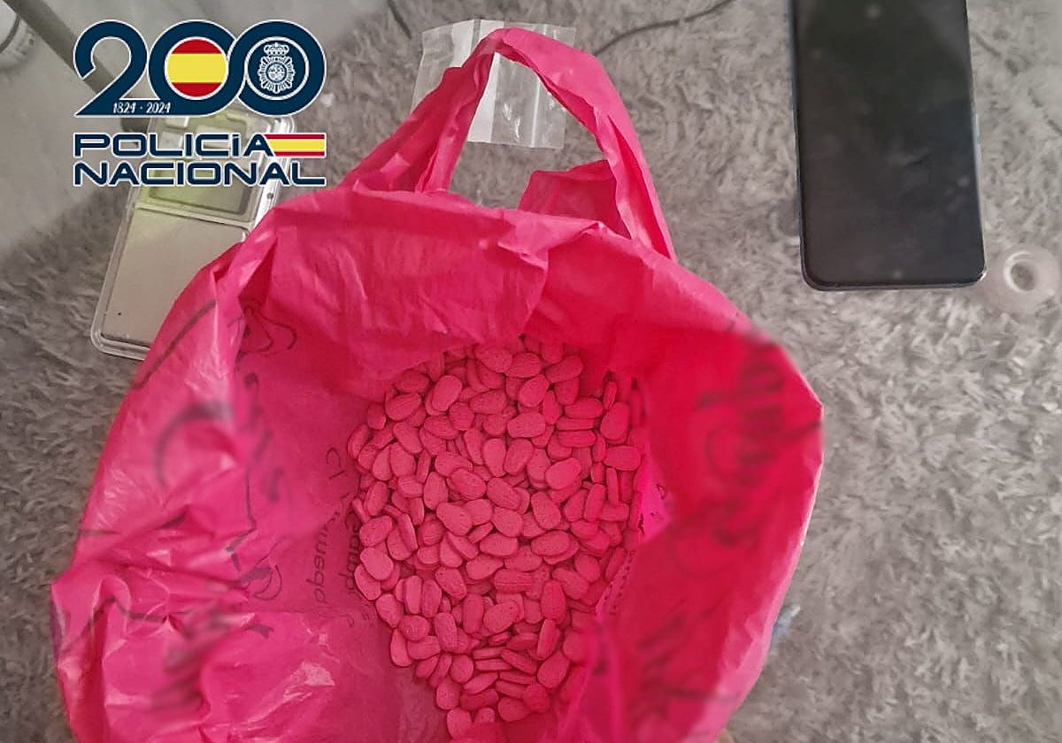 Imagen de las pastillas de éxtasis con las iniciales de una serie de televisión marcadas