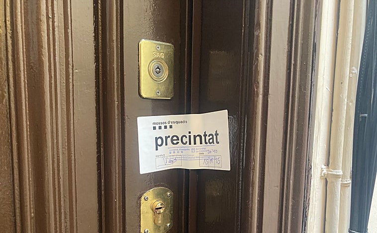 Imagen principal - Arriba, el piso donde residía la víctima, el 4º 2ª del 200 de Consell de Cent, precintado por los Mossos. Sobre estas líneas, pisadas en la escalera de la entrada con restos de sangre, y una huella parcial en la puerta de los bajos del edificio, donde reside la vecina que encontró el cadáver y alertó a Emergencias