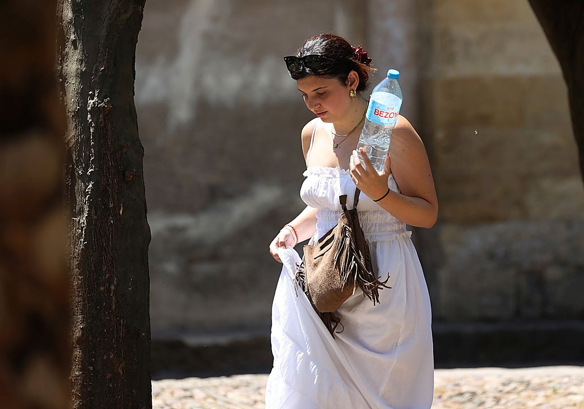 Una mujer en un día de calor en Córdoba