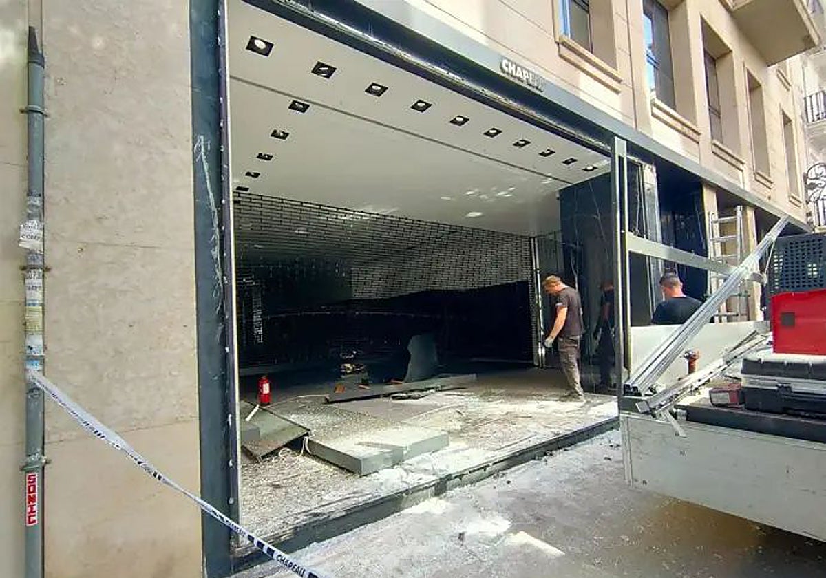 Imagen del escaparate de la tienda tras el robo