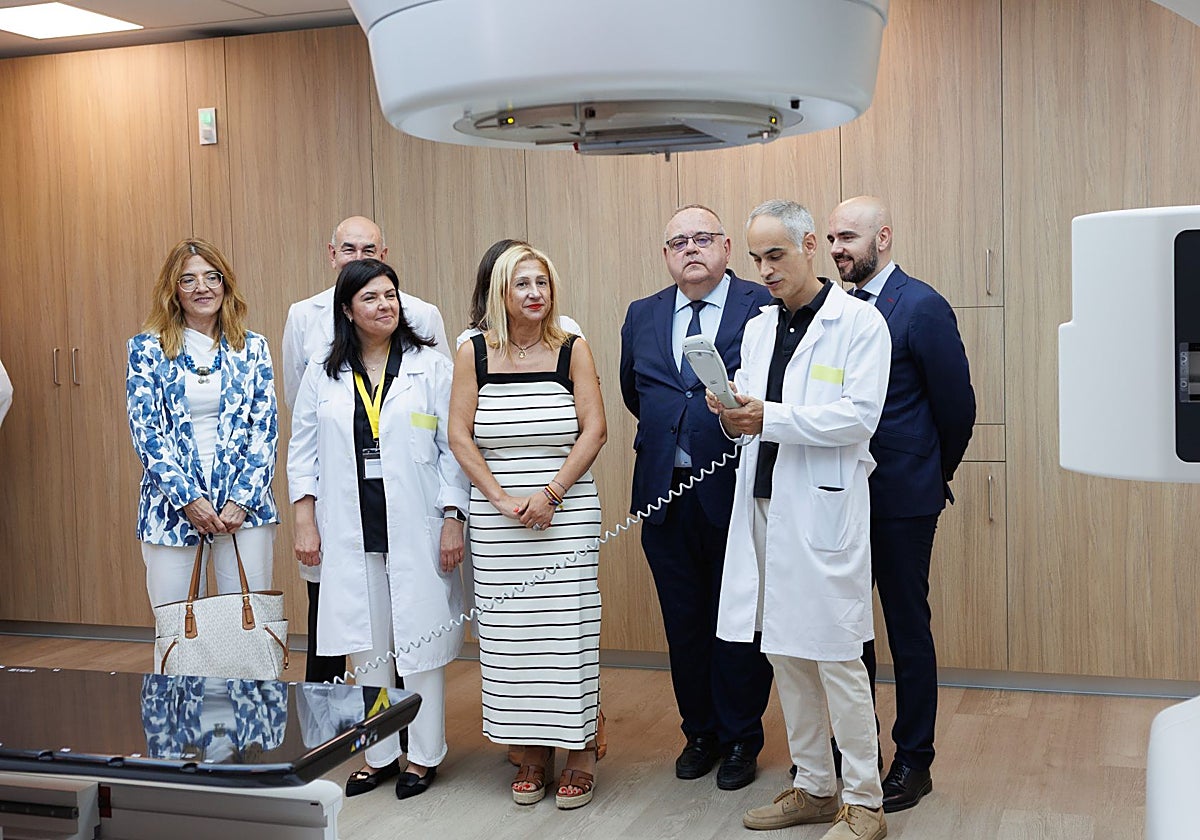 El consejero de Sanidad, Alejandro Vázquez Ramos, asiste a la puesta en marcha de la Unidad Satélite de Radioterapia
