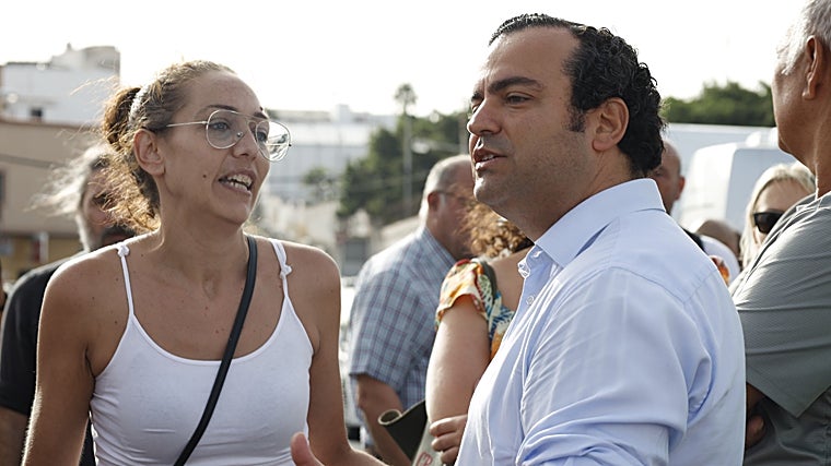 Alberto Rodríguez dialoga con vecinos del barrio