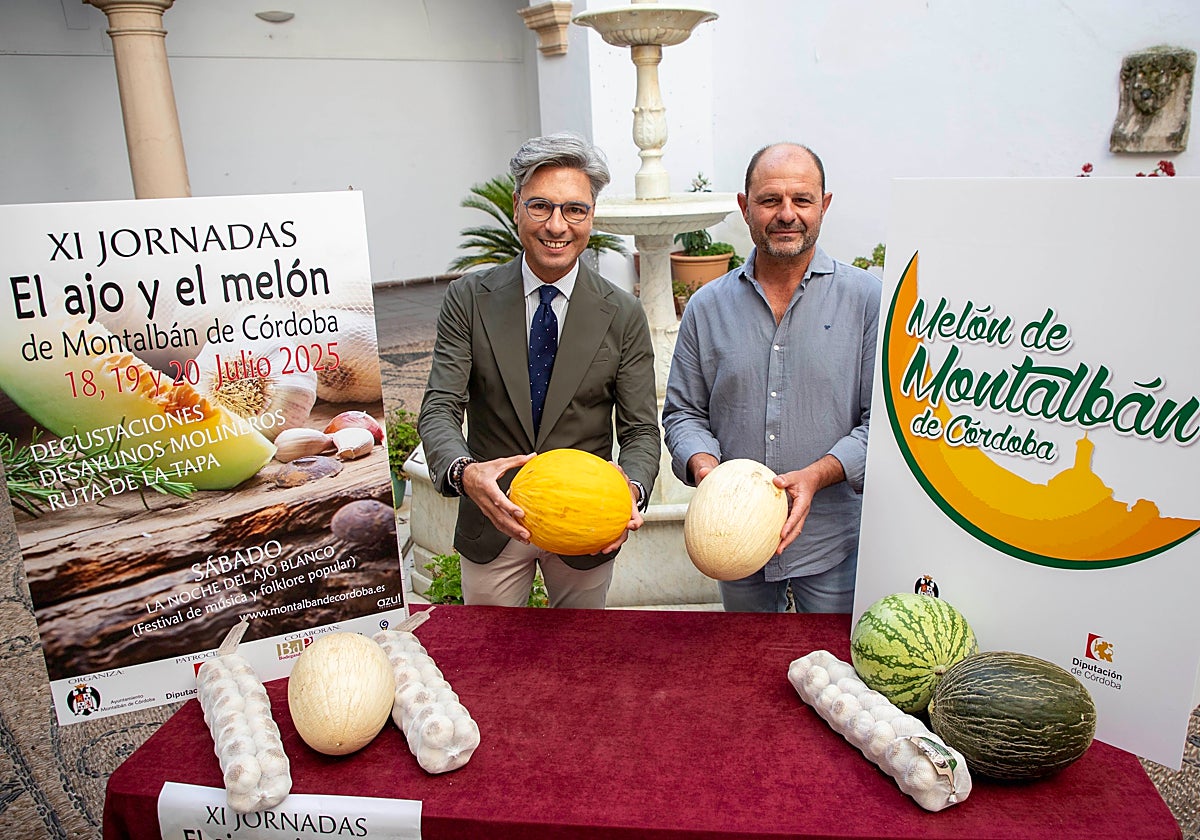 Lorite y el alcalde de Montalbán sujetan dos melones en la presentación de las jornadas agrairas