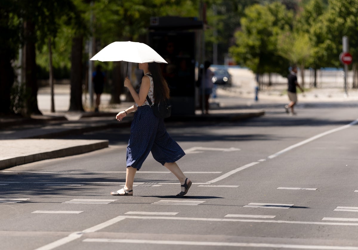 Viandantes en Córdoba bajo el intenso calor del verano