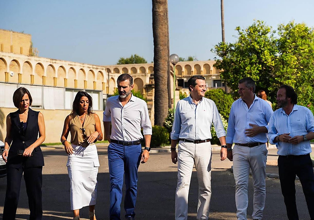 En el centro el consejero de Agricultura, Ramón Fernández-Pacheco y el alcalde José María Bellido en Ifapa