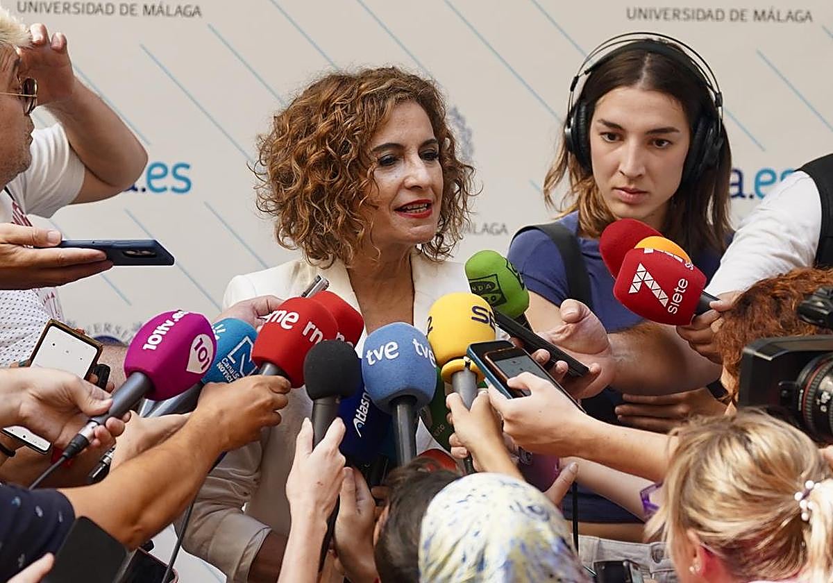 La vicepresidenta primera y ministra de Hacienda, María Jesús Montero, este jueves en declaraciones a los medios