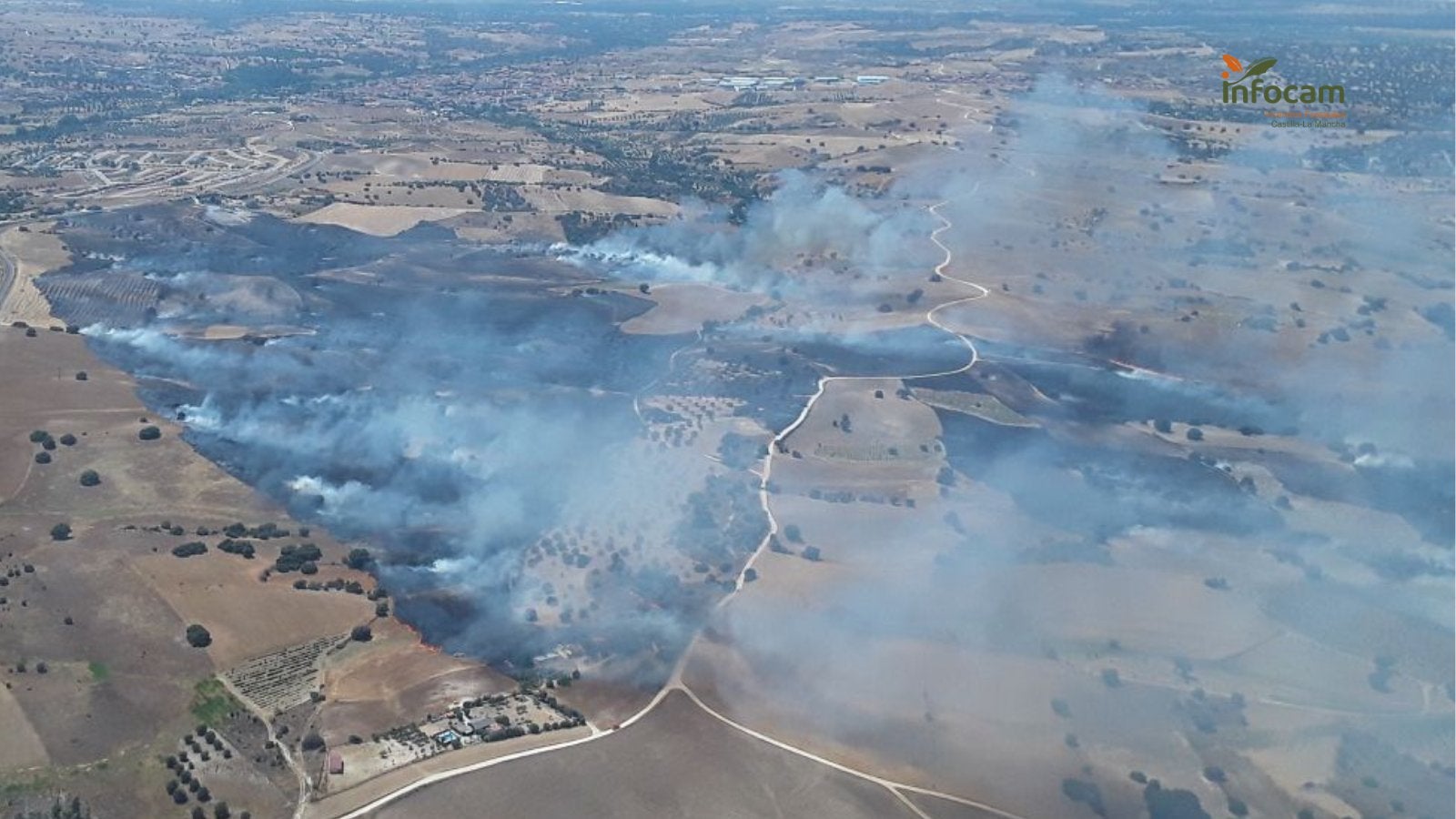 Declarado un incendio forestal en Méntrida, Toledo, que obliga a confinar a los vecinos de una urbanización