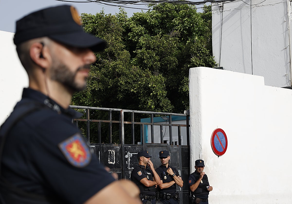 La puerta del centro de acogida de inmigrantes Canarias50 custodiado por la Policía Nacional por la convocatoria de Vox