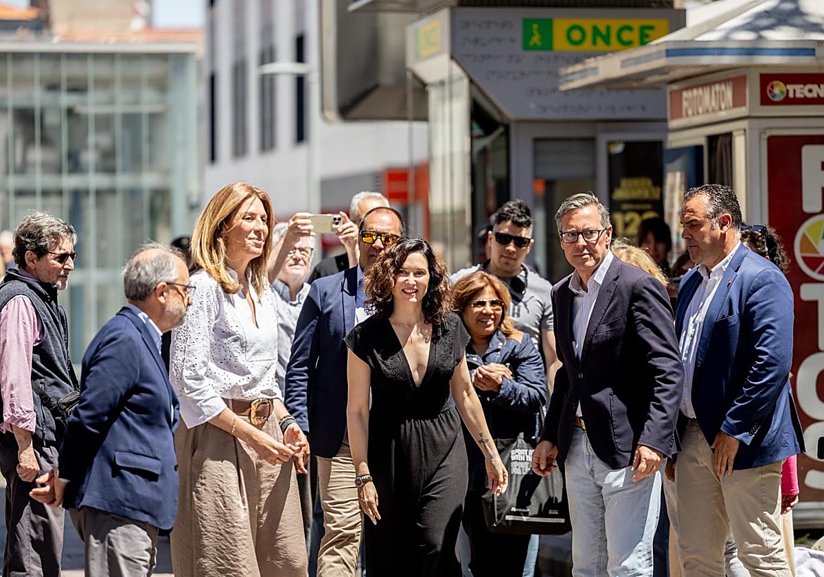 Isabel Díaz Ayuso, entre la alcaldesa de Pozuelo de Alarcón y el secretario general del PP de Madrid, en Pozuelo