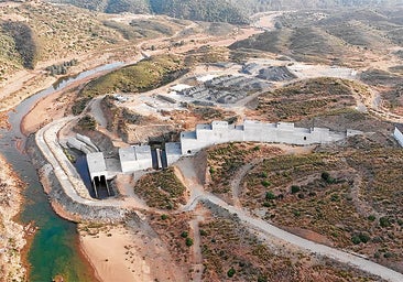 Vista aérea del estado de las obras de la presa de Alcolea