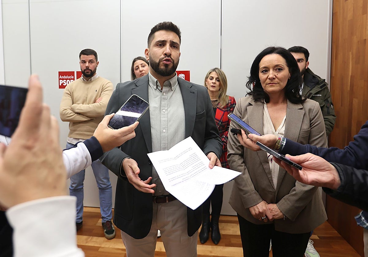 El anterior alcalde socialista, Víctor Manuel Pedregosa, con la secretaría provincial del PSOE