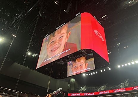 Imagen secundaria 1 - Imágenes del 'videowall', el cubo central y el 'ojo' del Roig Arena