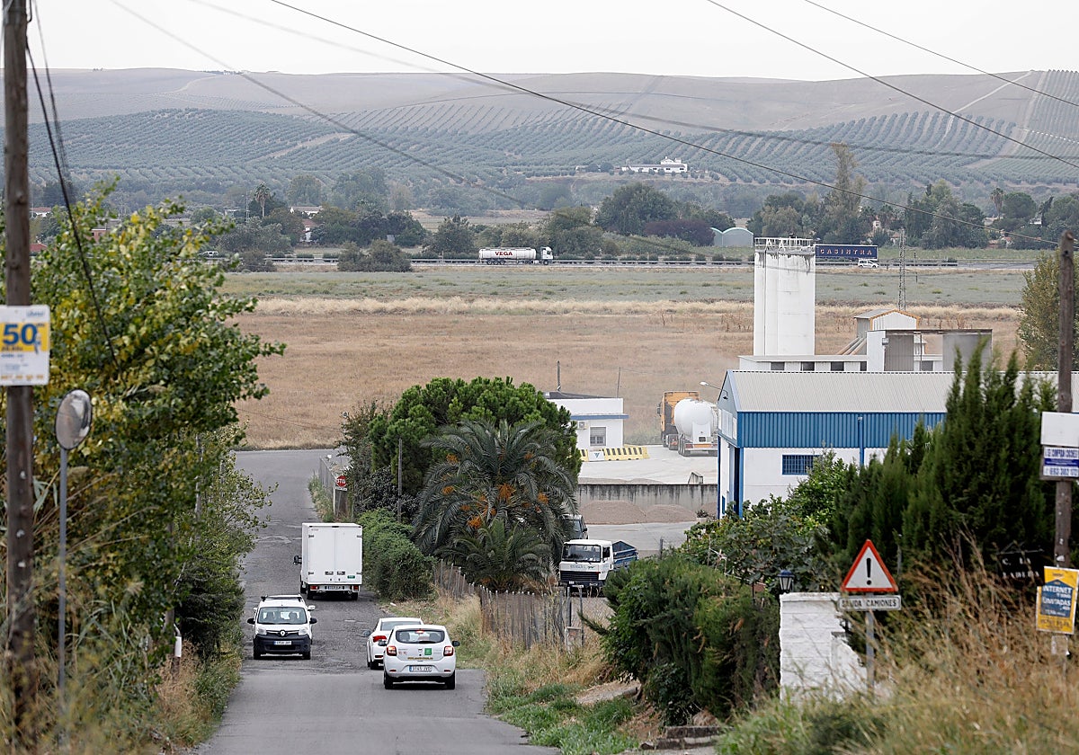 Uno de los caminos en la partera trasera de Las Quemadas que darán salida a la conexión con la autovía