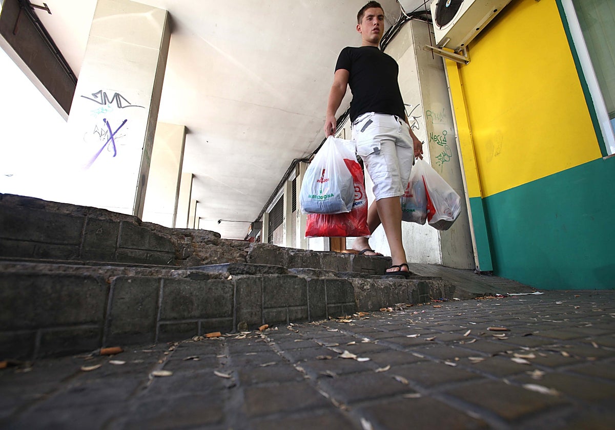 Escalones en los soportales de la avenida de las Ollerías