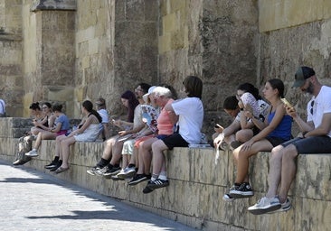 Turistas de julio en Córdoba: «En otras ocasiones hemos visto termómetros con 50 o más grados, así que esto no es nada»