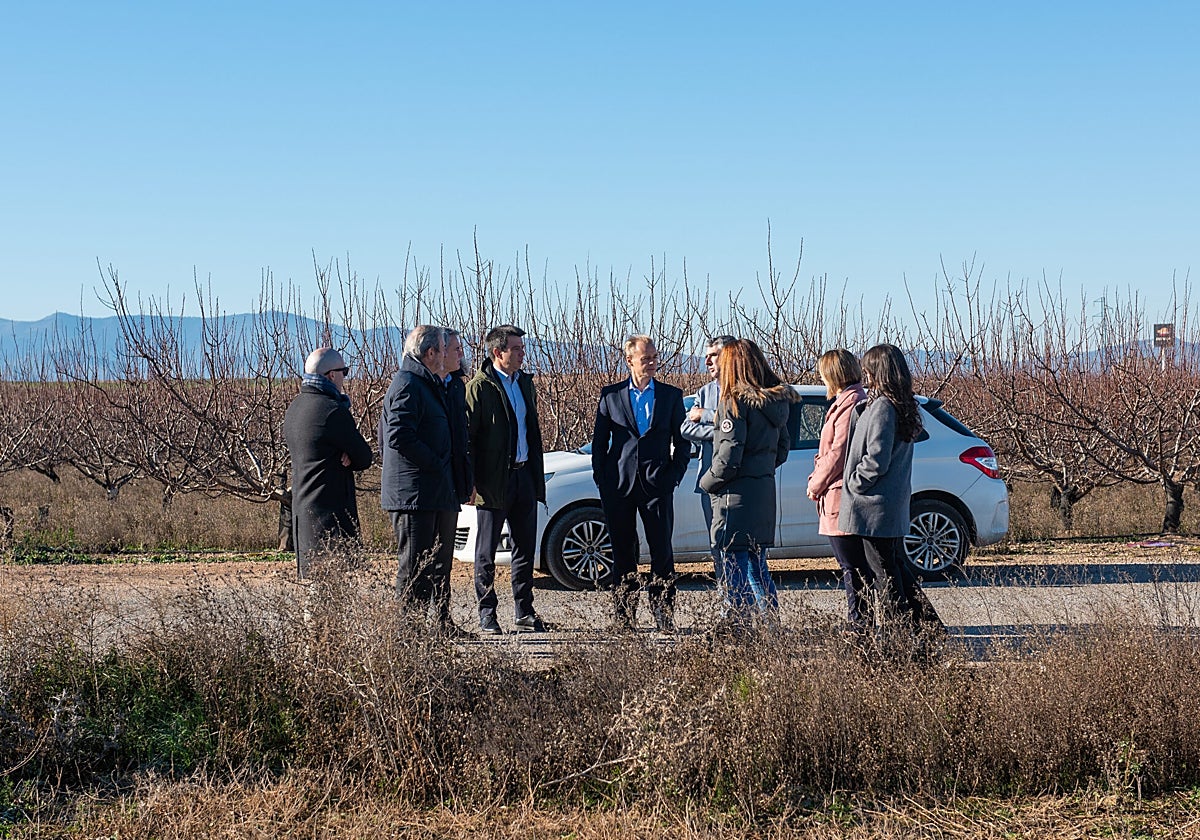 Miembros de la empresa Blackstone visitan la parcela de 224 hectáreas donde se ubicará el centro de datos en Calatorao, próximo a Zaragoza. Prevé crear 1.400 empleos directos