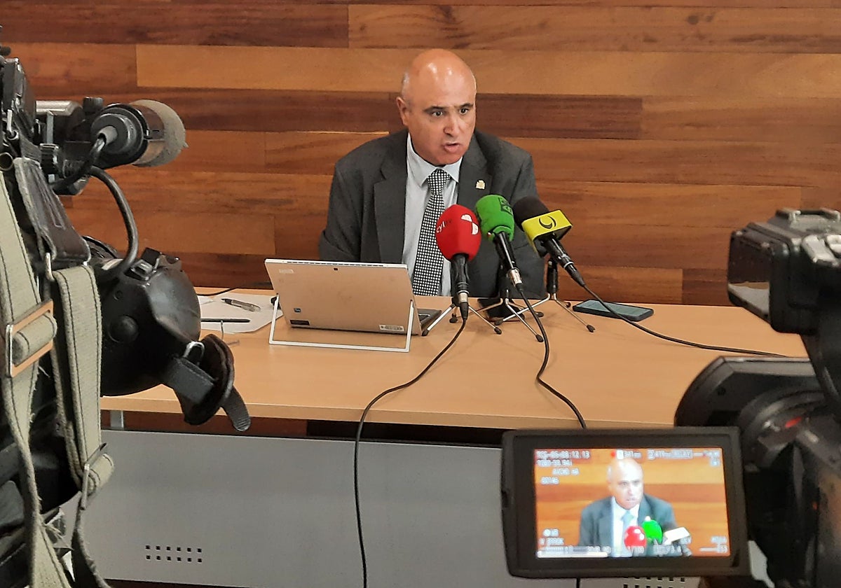 El subdelegado del Gobierno, durante la rueda de prensa ofrecida en Medina del Campo (Valladolid)