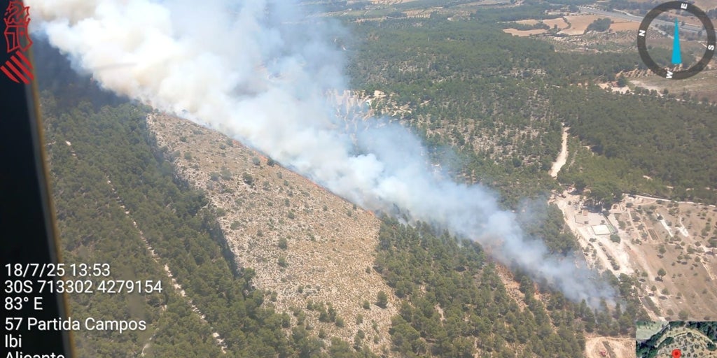 Un incendio forestal declarado en Ibi amenaza a un parque natural alicantino