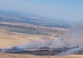 Ocho medios y 44 personas trabajan en la extinción de un incendio forestal en Maqueda