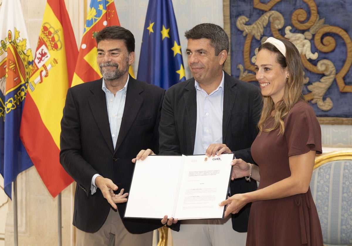 Imagen de Barcala y Mazón en la firma del protocolo con 'Cívica' para la mejora del entorno de la Serra Grossa