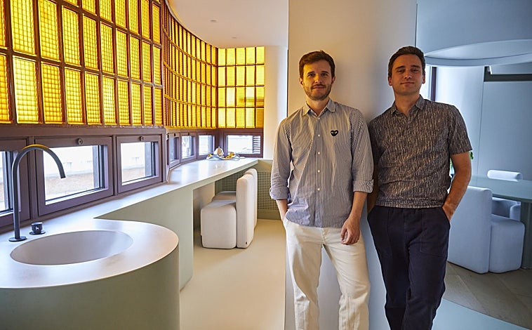 Imagen principal - Antonio Mora y Eduardo Tazón, de Noju Studio, en la cocina de su dúplex en Torres Blancas, que han reformado siguiendo las ideas originales de Sáenz de Oiza, con la terraza como corazón de la casa