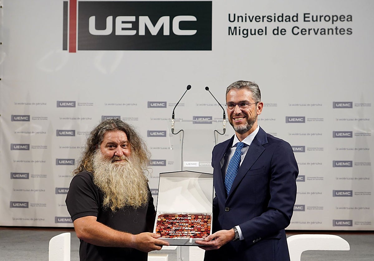 El viticultor berciano Raúl Pérez recibe el Premio Fundación UEMC por toda una vida dedicada al mundo del vino
