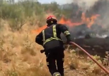 Controlado el incendio de la localidad madrileña de Arroyomolinos, aunque se mantiene cortada la M-413