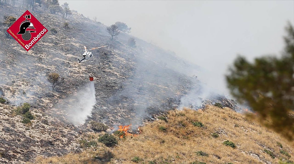 Imagen de los trabajos de extinción del incendio forestal de Ibi