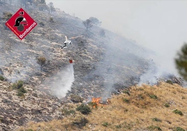 Los bomberos consiguen perimetrar el incendio forestal de Ibi durante la madrugada