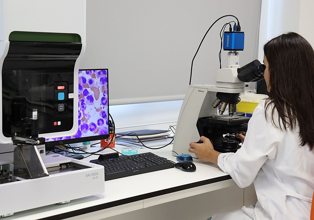 Análisis de células en microscopio con tecnología avanzada