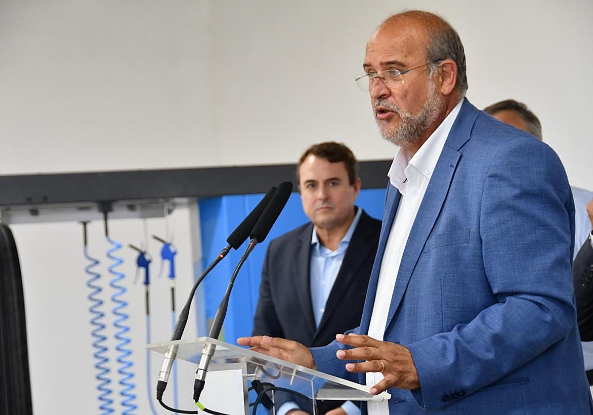 El vicepresidente regional José Luis Martínez Gujarro durante la inauguración del lavadero Aquavox