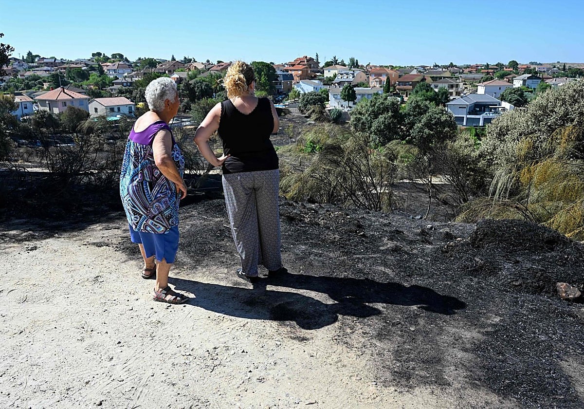 Dos vecinos contemplan en Calypo Fado la superficie quemada