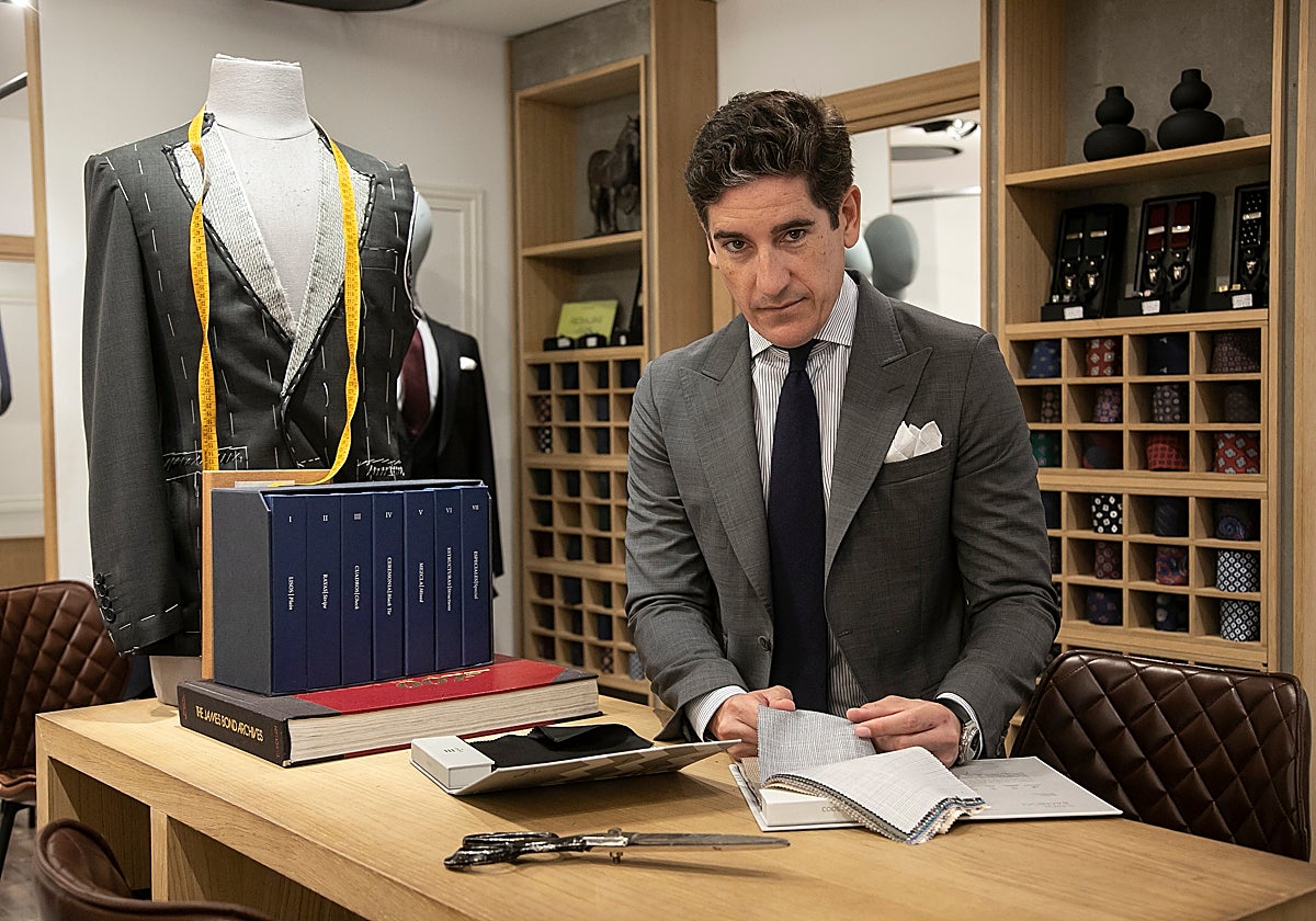 Pablo López en un mostrador de su tienda en Cruz Conde