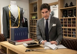 Pablo López en un mostrador de su tienda en Cruz Conde