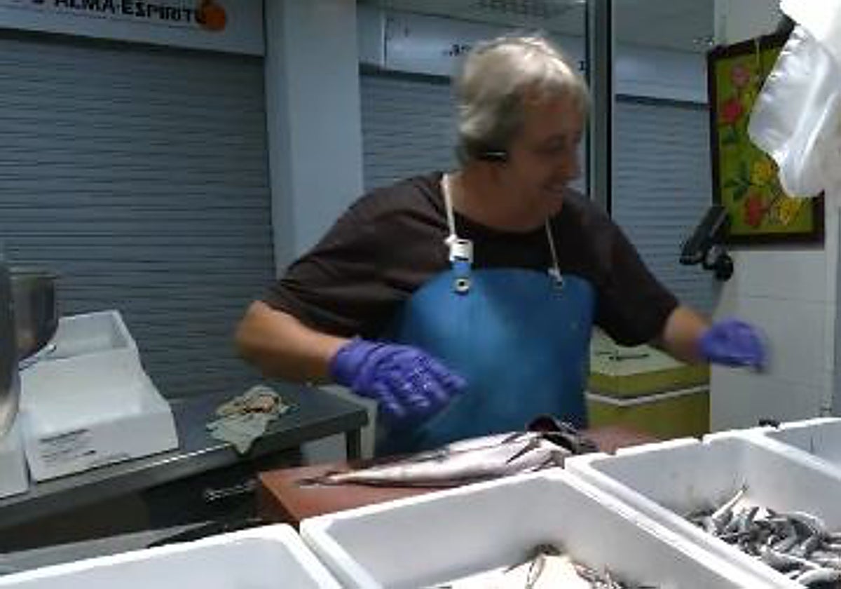 Antonio García, el único pescadero del Mercado de Huerta de la Reina