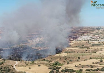 Evacúan a 100 vecinos de la urbanización Fuente Sauco por el incendio forestal de La Torre de Esteban Hambrán, que ha bajado a nivel 1