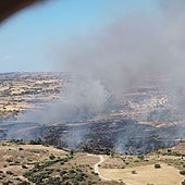 Evacúan a 100 vecinos de la urbanización Fuente Sauco por el incendio forestal de La Torre de Esteban Hambrán, que ha bajado a nivel 1