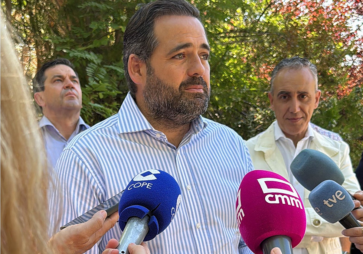 Paco Núñez, presidente del PP de Castilla-La Mancha, secundado por Miguel Ángel Valverde, presidente de la Diputación de Ciudad Real, y Miguel Ángel Ruiz, alcalde de Puertollano